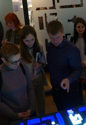 Экскурсия-медиация по выставке «Призраки площади. Увидеть ̶П̶а̶р̶и̶ж̶ Свердловск и умереть!»