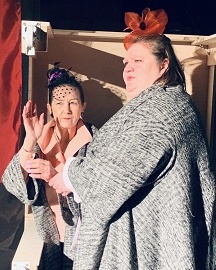 Две дамочки в сторону севера