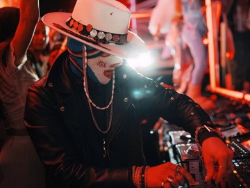 DJ Aiwaska. Серости нет