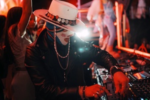 DJ Aiwaska. Серости нет