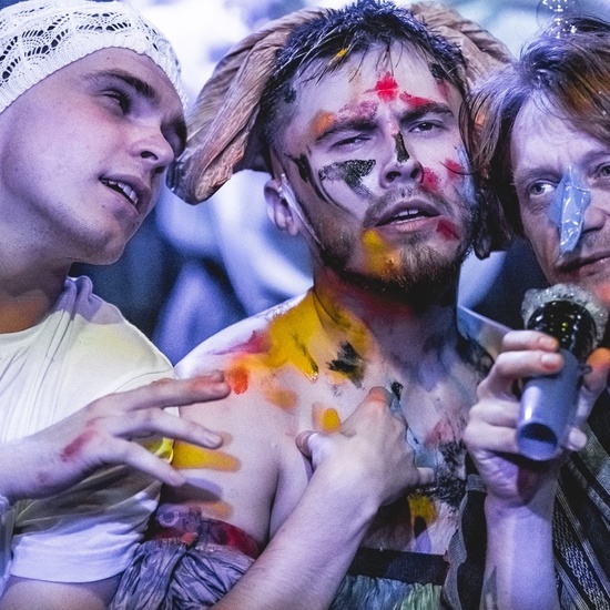 Барбетт одевается