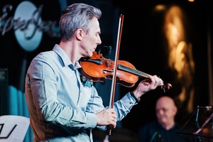 Посвящение джазовому дуэту «Сёстры Бэрри»