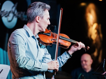 Посвящение джазовому дуэту «Сёстры Бэрри»