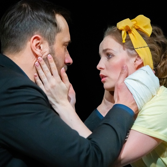 Двое на качелях