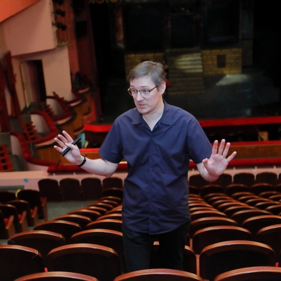 Кулисы зовут