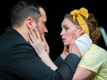 Двое на качелях