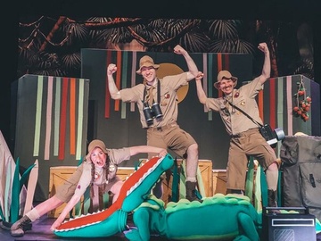 Любопытный слонёнок