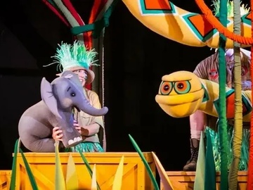 Любопытный слонёнок