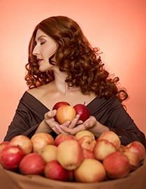 С неба упали три яблока