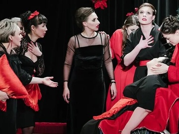 8 любящих женщин