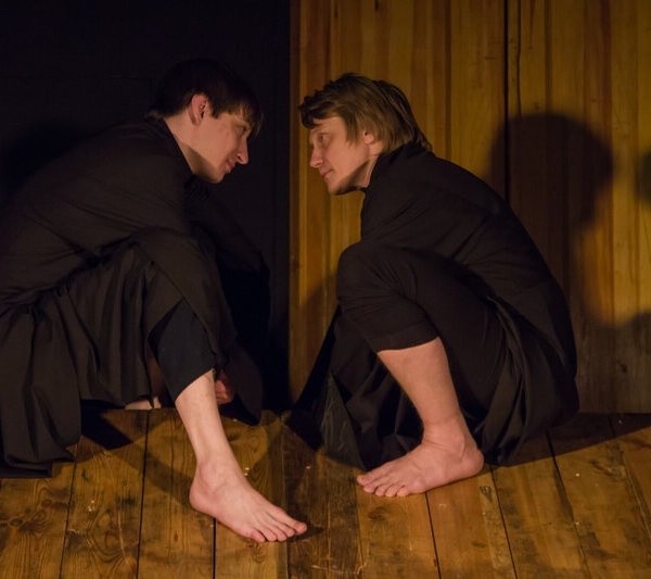 Между небом и землёй жаворонок вьётся