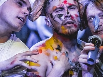 Барбетт одевается